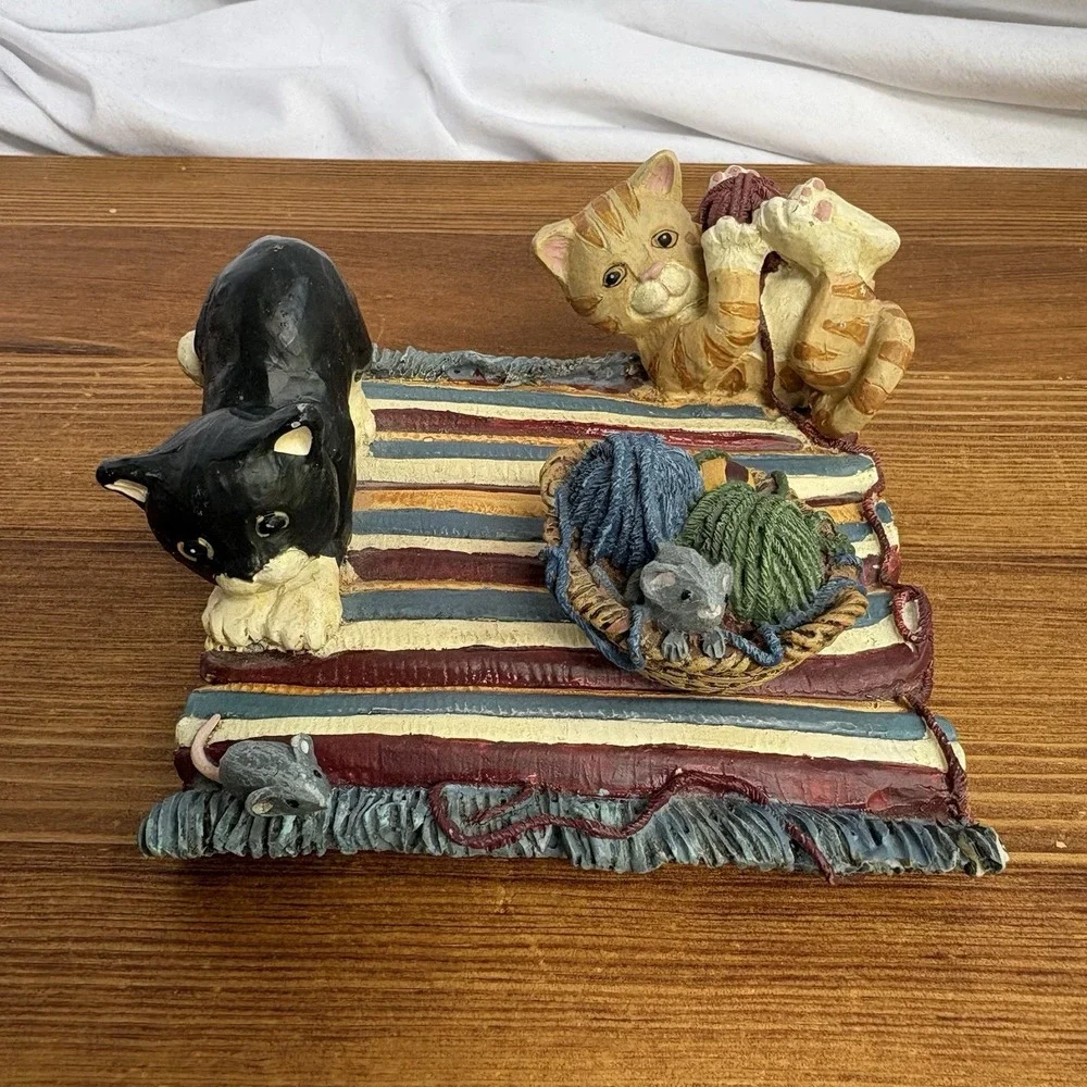 Vintage Figi Graphics 1996 Cats on Rug Figurine Removable Basket Resin